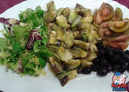Ensalada De Alcachofas, Tomate, Lechugas Y Aceitunas Negras
			