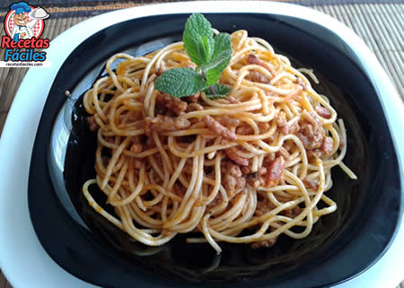 Espaguetis con carne picada y beicon