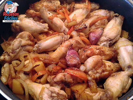 Receta Fáciles de Guiso de Alitas de Pollo con Cebolla, Pimiento y Patatas
