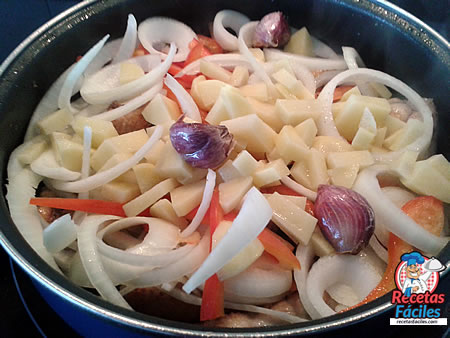 Receta Fáciles de Guiso de Alitas de Pollo con Cebolla, Pimiento y Patatas