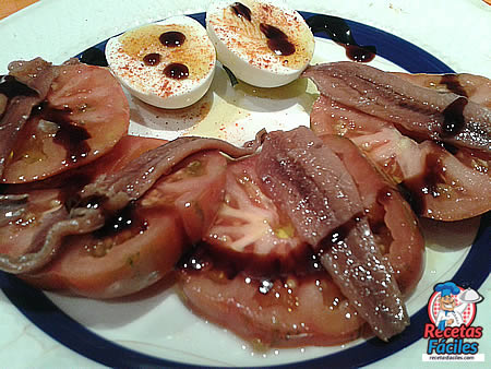 Receta de Anchoas con Tomates y Huevo Duro | Recetas Fáciles