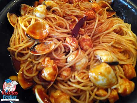 Recetas Fáciles Espaguetis Marineros con gambas y almeja