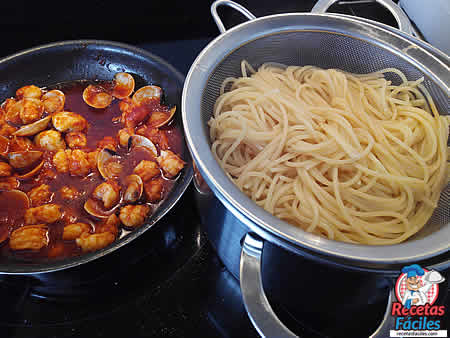 Recetas Fáciles Espaguetis Marineros con gambas y almeja