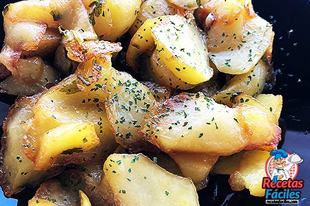 patatas al ajillo para servir