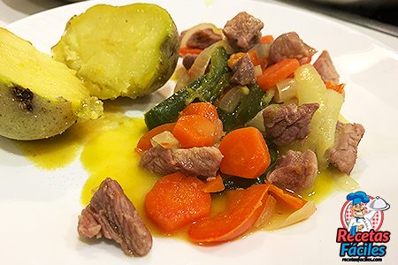 ragout de pavo con verduras y patata asada
